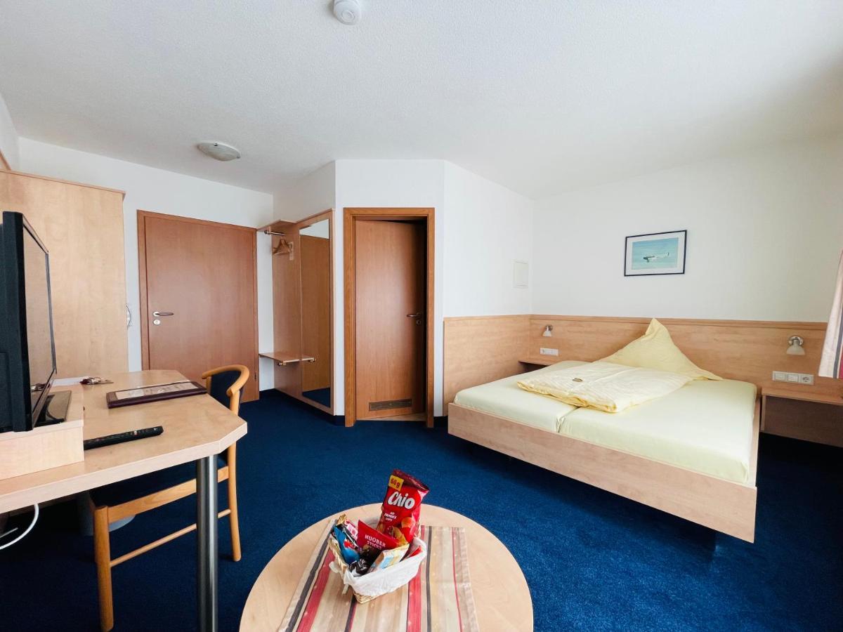 Hotel Zum Fliegerwirt Mengen Exteriör bild